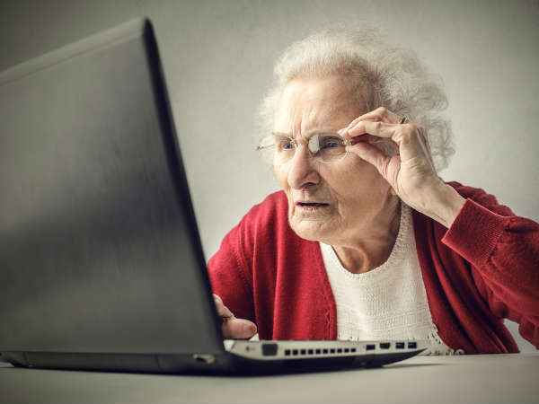 Immagine di persona anziana che usa il computer